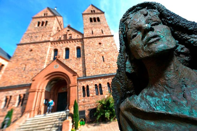 Eine Bronzestatue  der heiligen Hildeg...vor der Kirche der Abtei St. Hildegard  | Foto: Arne Dedert