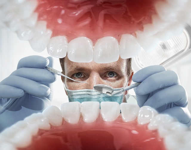 Ein Zahnarzt sollte seine Patienten ber Risiken aufklren.  | Foto: adobe
