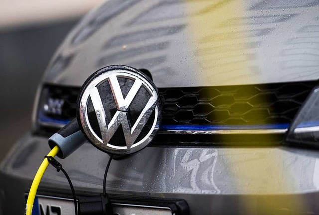 Ein Volkswagen steht an einer Ladesule.   | Foto: dpa