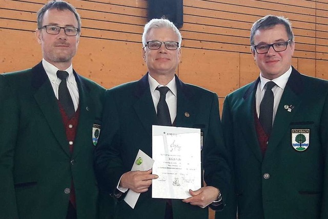 Erich Schwr (Mitte), wurde fr 50-jh...) und Johannes Schweizer gratulierten.  | Foto: Privat