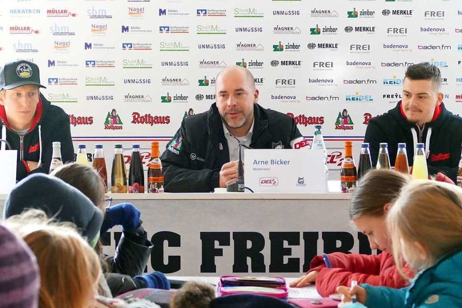 Fragerunde im Presseraum mit den Spielern Jannik Herm (links) und Nikolas Linsenmaier (rechts) sowie David Bartholomä von der EHC-Geschäftsführung (Foto: Kimberly Düfer) Fragerunde im Presseraum mit den Spielern Jannik Herm (links) und Nikolas Linsenmaier (rechts) sowie David Bartholomä von der EHC-Geschäftsführung (Foto: Kimberly Düfer)