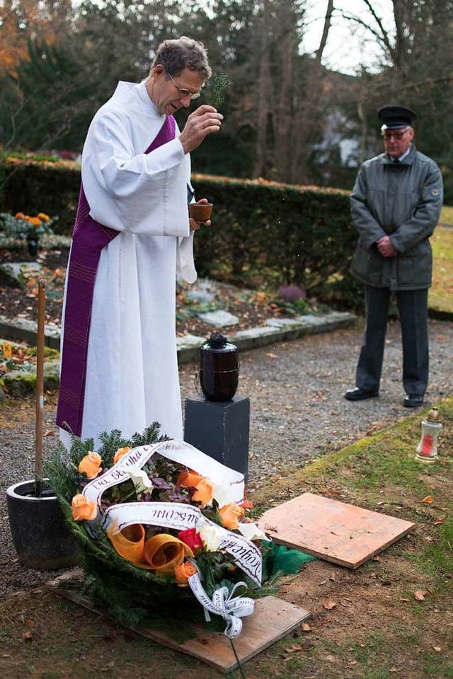 Gedenken am Urnengrab von Herrn Nowak:...inks) und der Totengrber Thomas Frech  | Foto: Anna-Theresa Bachmann
