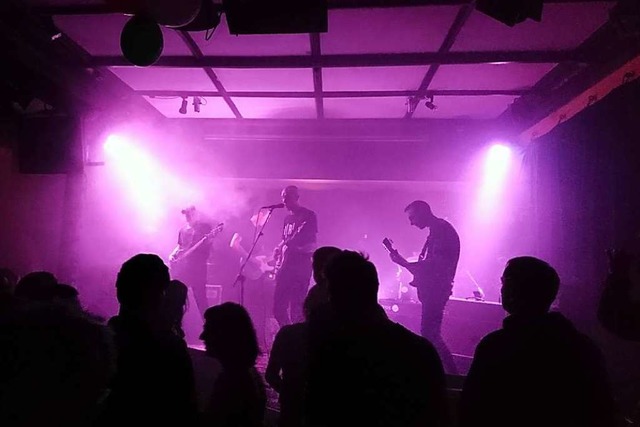 Dunkel war&#8217;s beim Konzert von Bleib Modern im Caf Atlantik  | Foto: Jannis Jger