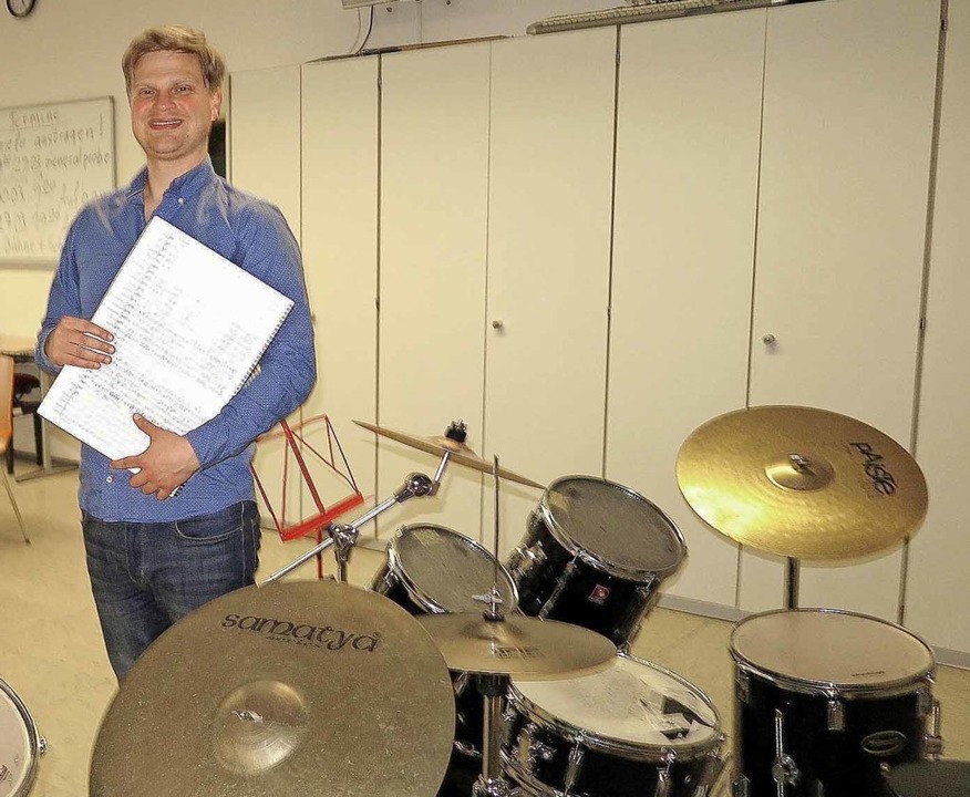 Dirigent Frieder Reich mit einer Parti...nraum in der Schliengener Hebelschule   | Foto: Dorothee Philipp