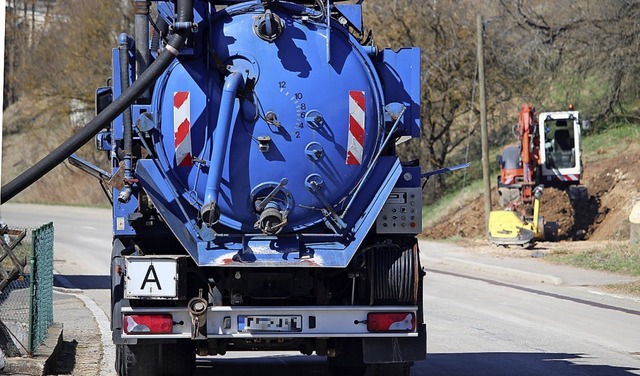 Hier wird mittels Sauger eine Schmutzw...ube in der Freiburger Strae geleert.   | Foto: Guy Simon