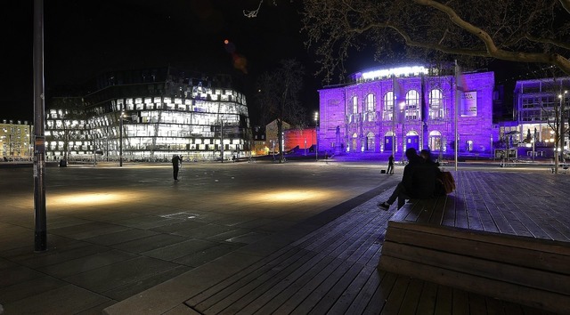 Das Stadttheater wird seit Mittwochabend mit farbigen LED-Leuchten illuminiert.  | Foto: Ingo Schneider