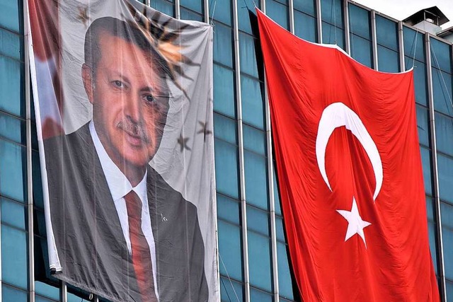 Prsident Erdogan ist omniprsent im Kommunalwahlkampf.   | Foto: dpa