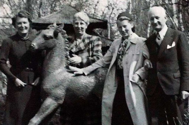 Fohlen en famille im Jahr 1939:  Grom... postiert, dahinter thront die Pagode.  | Foto: privat