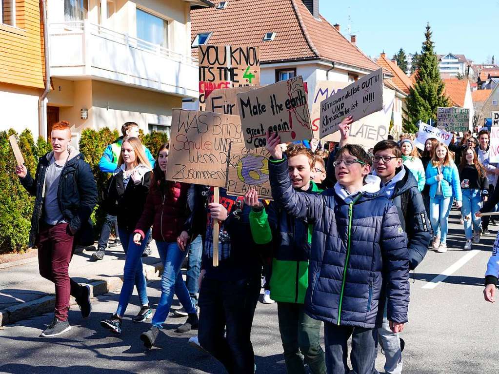 Erste Demo in Neustadt bei Friday for Future mit rund 300 Teilnehmern. <?ZP?>
