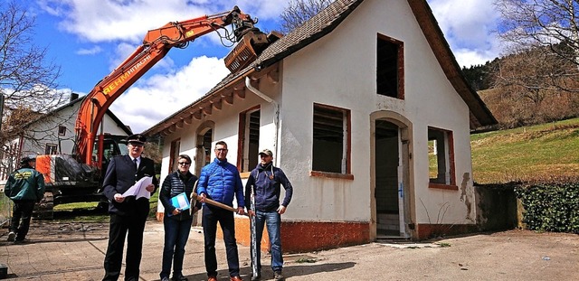 Der Abrissbagger schafft Platz fr den...r Joachim Burger und  Dieter Oberist.   | Foto: Verwaltung