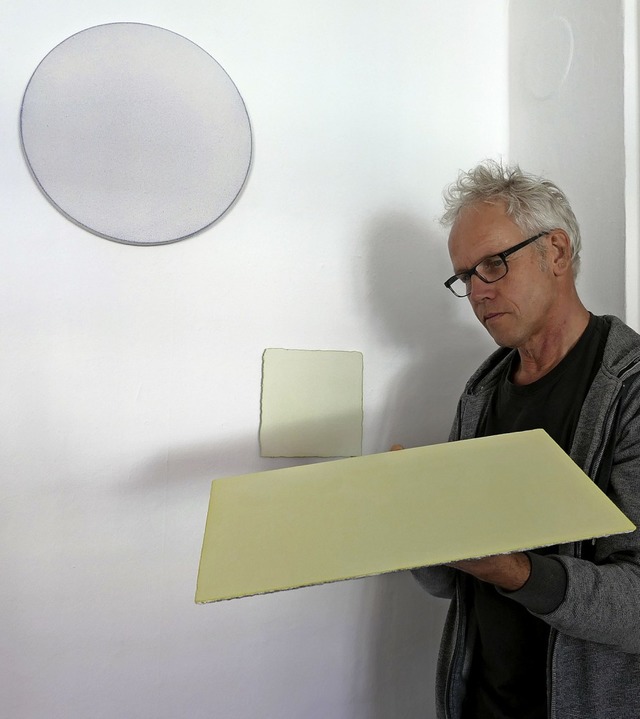 Robert Eugler demonstriert beim Aufbau... , wie seine Kunst zu betrachten ist.   | Foto: Nathalie Gebel
