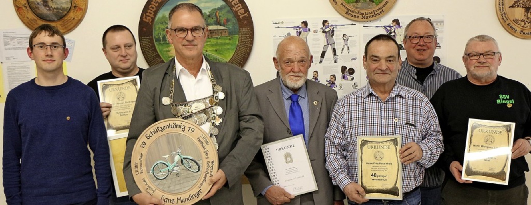 Vorsitzender Manfred Sexauer (l.) mit ...ns Mundinger (3. von l.) und Geehrten   | Foto: H. Hassler