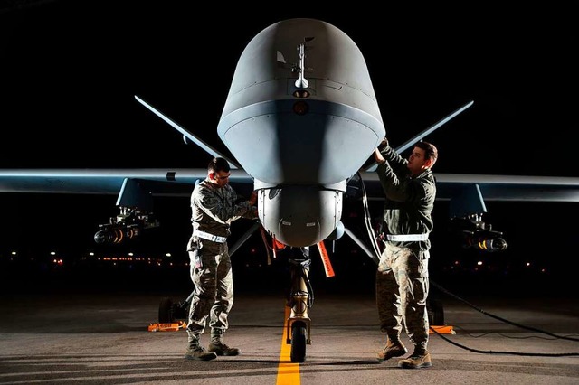 Eine US-Kampfdrohne des Typs MQ-9 Reaper wird startklar gemacht.  | Foto: dpa