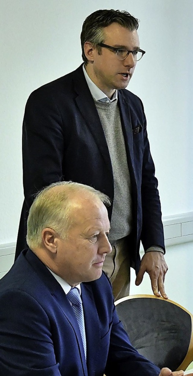 Der Konzernbevollmchtigte Thorsten Krenz (stehend) und der CDU-MdB Peter Wei  | Foto: W. Knstle