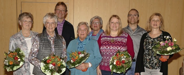 Die Chorgemeinschaft ehrte ihre Jubila...echer), gnes Bnrvy (Chorleiterin).   | Foto: Frank Leonhardt