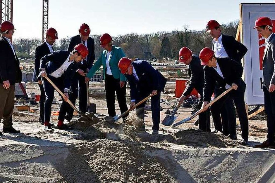 Der symbolische Akt: Eine Schatulle wird im Fundament verbuddelt. (Foto: Michael Bamberger) Der symbolische Akt: Eine Schatulle wird im Fundament verbuddelt. (Foto: Michael Bamberger)