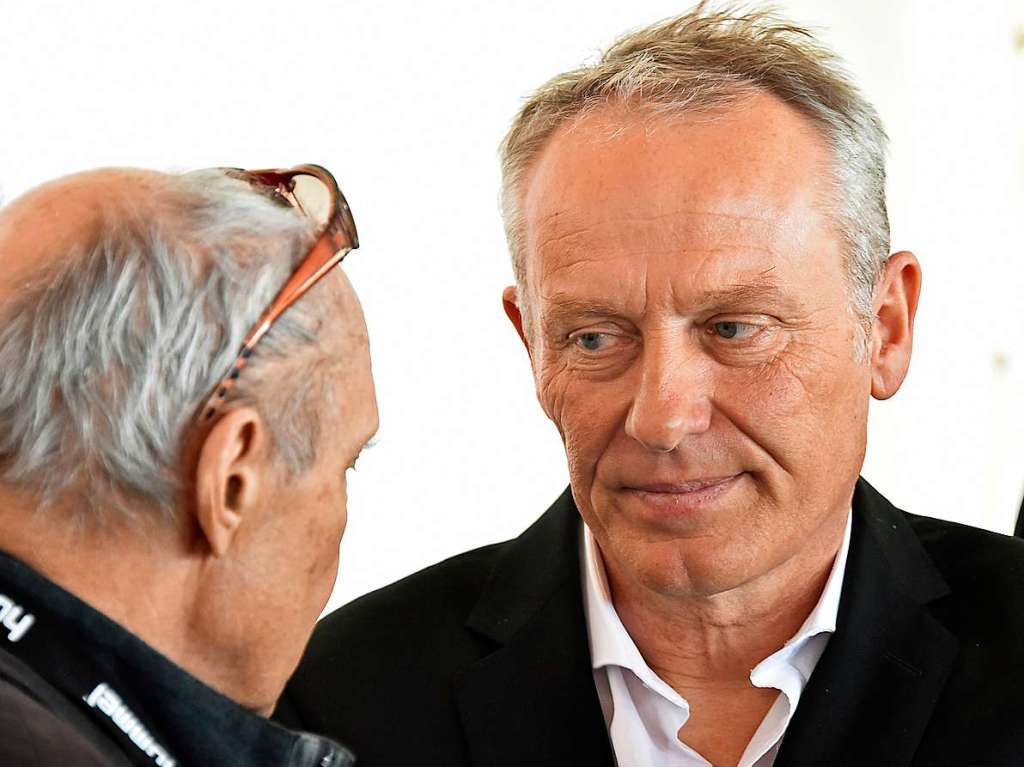 Auch der Freiburger Trainer Christian Streich (rechts) schaute sich die Zeremonie an.