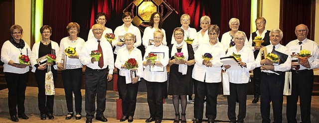 Zu Ehrenmitgliedern wurden neun Aktive...ie sind seit mehr als 25 Jahren dabei.  | Foto: Karin Hei