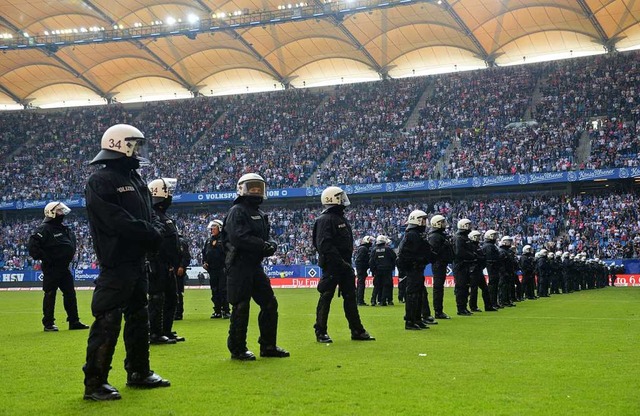 Polizeieinsatz beim Bundesligaspiel Hamburger SV gegen Borussia Mnchengladbach.  | Foto: dpa