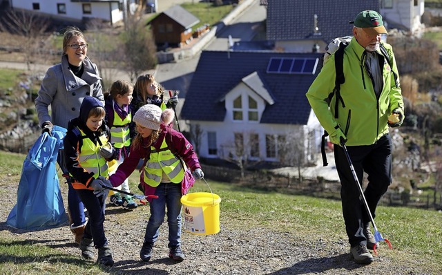 Unterwegs in St. Mrgen: Mit Eimer und Zangen ziehen Schler und Helfer los.   | Foto: Heinrich Fehrenbach