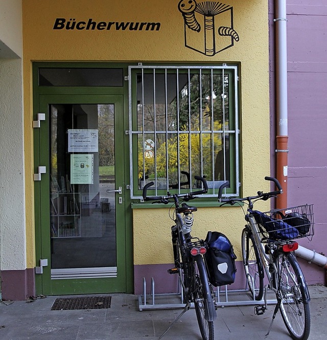 Dank Spenden gibt es jetzt beim Bcherwurm auch einen Fahrradstnder.   | Foto: Isabella Brand