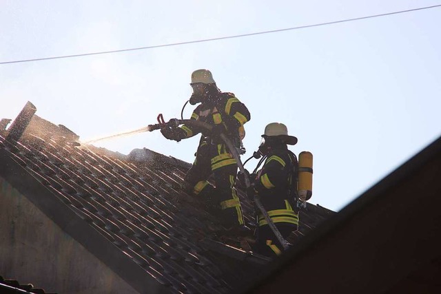 Atemschutztrger lschten das Feuer vom Dach aus.  | Foto: Horst David