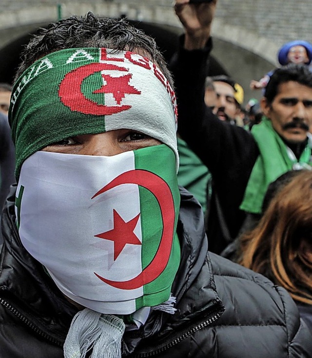 Die Proteste in Algerien machen offenbar auch die Armee nervs.  | Foto: dpa