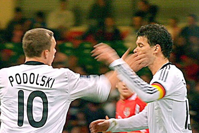 Nicht jeder kommt, wie hier Fuballnat... Ballack, danach auch straffrei davon.  | Foto: dpa