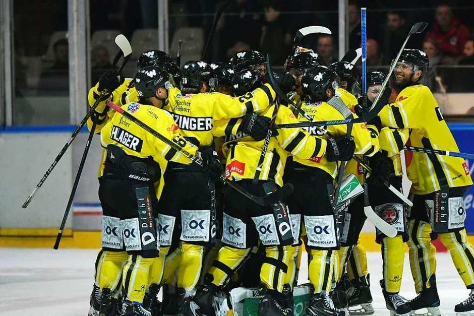 Nach dem längsten Spiel der EHC-Geschichte jubeln am Ende die Bad Tölzer. (Foto: Patrick Seeger) Nach dem längsten Spiel der EHC-Geschichte jubeln am Ende die Bad Tölzer. (Foto: Patrick Seeger)