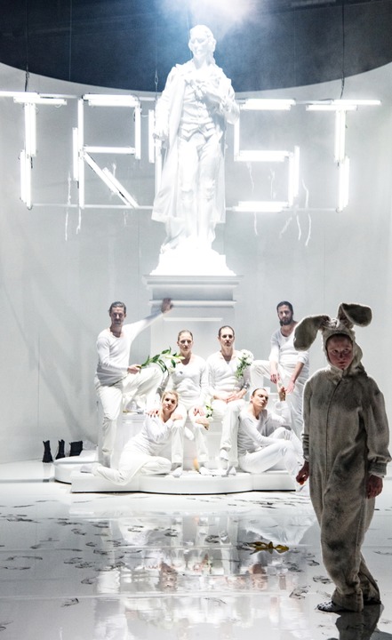 Trost? Im Idealismus? Das glaubt nicht...lso das Bse. Das ist aber allberall.  | Foto:  then