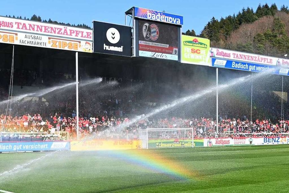 Regenbogen vor dem Anpfiff: Das Wetter im Schwarzwaldstadion war bereit für einen Schlagabtausch mit dem Rekordmeister aus München. (Foto: dpa) Regenbogen vor dem Anpfiff: Das Wetter im Schwarzwaldstadion war bereit für einen Schlagabtausch mit dem Rekordmeister aus München. (Foto: dpa)