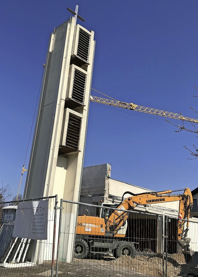 Der Kirchturm bleibt vom Abriss verschont.  | Foto:  Geh