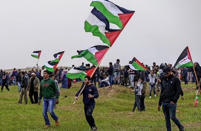 Demonstranten schwenken palstinensisc...r Grenze des Gazastreifens zu Israel.   | Foto:  afp