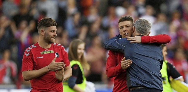 berglckliche Freiburger: Torschtze ...eich feiern das 1:1 gegen die Bayern.   | Foto:  DPA