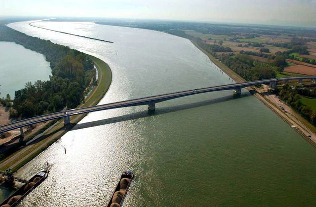 Die Pflimlin-Brcke bei Altenheim wurd...nnte es bald eine eigene Brcke geben.  | Foto: Rolf Haid