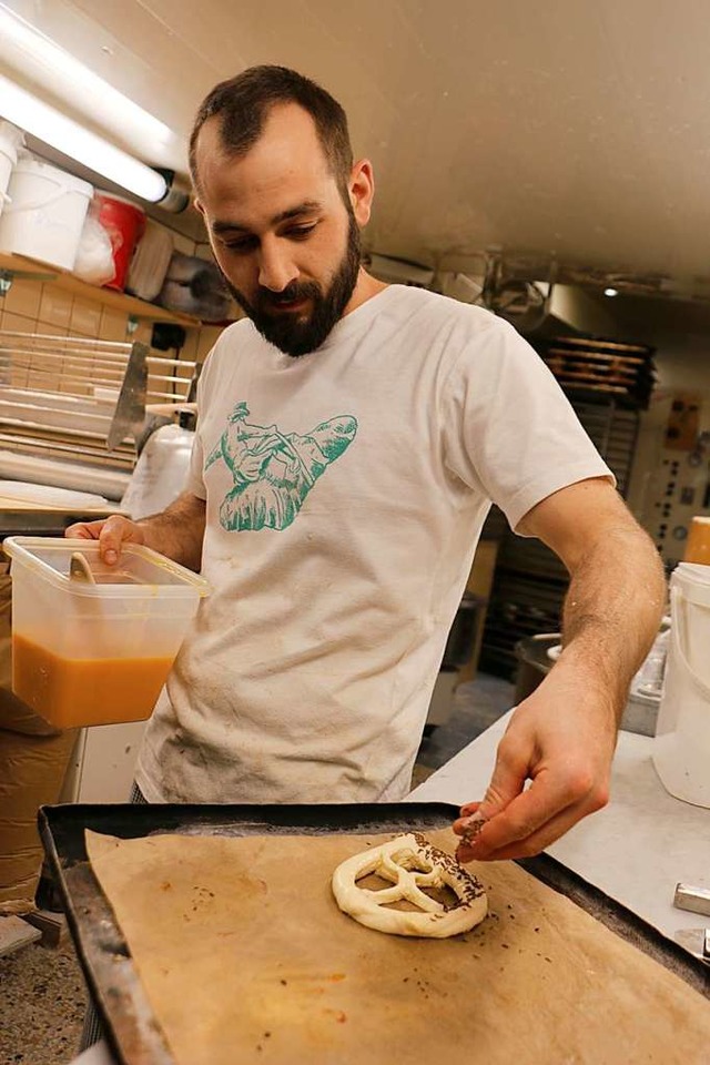 Nicolas ist einer von drei franzsisch...tenwhen und andere Leckereien backen.  | Foto: Julia Jacob