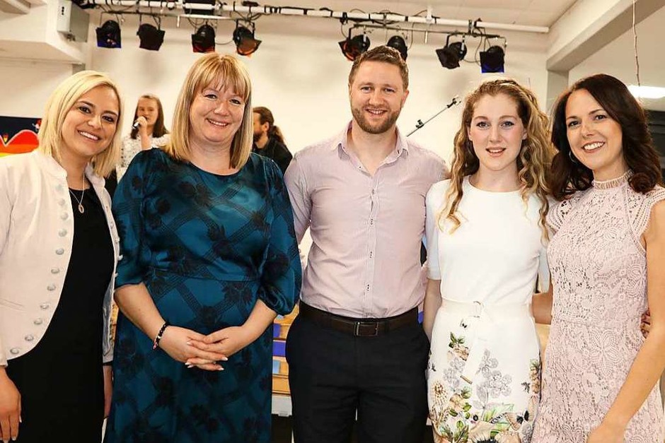 Sie stehen für die Organisation des Schüleraustauschs zwischen der Realschule und der Broughton Highschool: Anne Urbanke (Realschule), die britischen Kollegen Bianca Burke, Andi Ellis und Catherine Gelder sowie Jasmin Schwarz (von links). (Foto: Martha Weishaar) Sie stehen für die Organisation des Schüleraustauschs zwischen der Realschule und der Broughton Highschool: Anne Urbanke (Realschule), die britischen Kollegen Bianca Burke, Andi Ellis und Catherine Gelder sowie Jasmin Schwarz (von links). (Foto: Martha Weishaar)