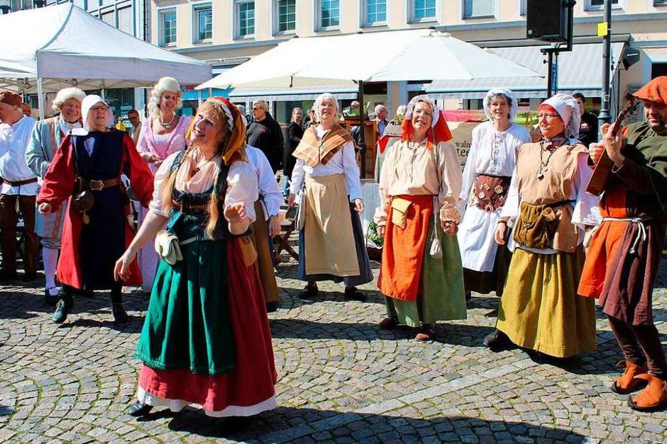 Vielfalt in Emmendingen: Der Kaiserstühler Regionalmarkt soll der Auftakt zu einer ganzen Reihe an Märkten sein. (Foto: Annika Sindlinger) Vielfalt in Emmendingen: Der Kaiserstühler Regionalmarkt soll der Auftakt zu einer ganzen Reihe an Märkten sein. (Foto: Annika Sindlinger)
