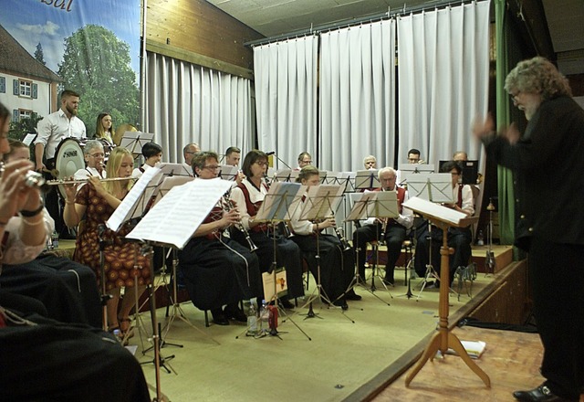 Mit einem begeisternden Konzertabend e...der Musikverein Hochsal die Besucher.   | Foto: Werner Probst