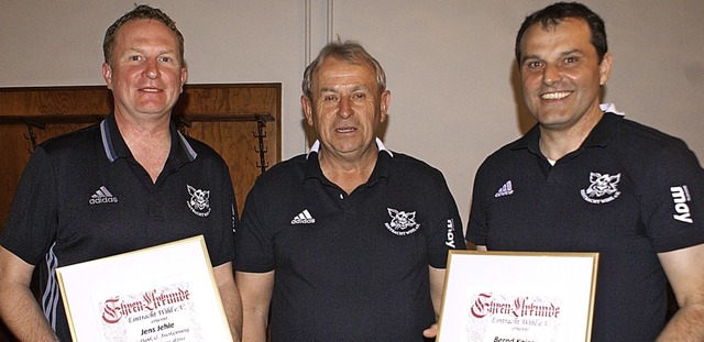 Der Vorsitzende des Sportvereins Eintr...(rechts) zu Ehrenmitgliedern ernennen.  | Foto: Werner Probst