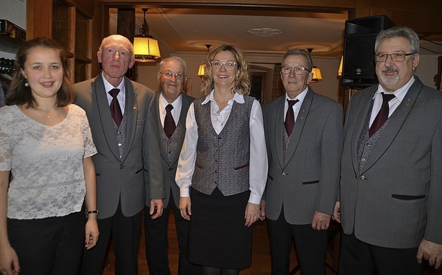 Vorsitzender Siegfried Kursawe (rechts) ehrte mehrere langjhriger Mitglieder.   | Foto: Roland Vitt