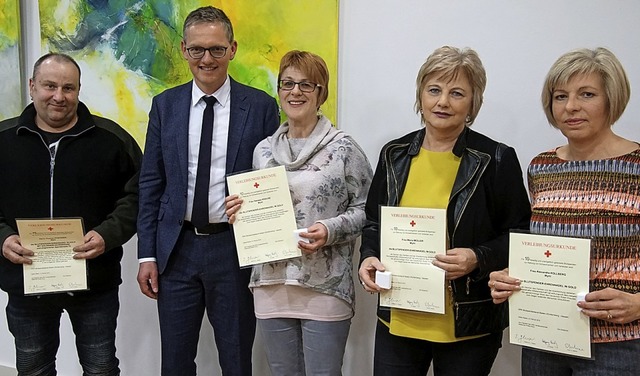 Brgermeister Ferdinand Burger (Zweite...berreichte Ehrennadeln und Urkunden.   | Foto: Ilona Hge