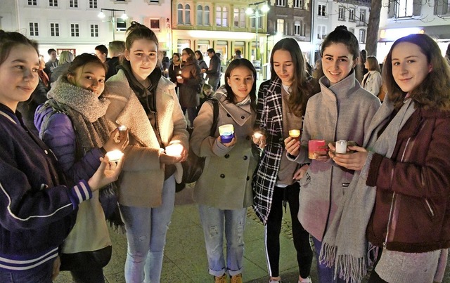 Am &#8222;Earth Day&#8220; zndeten ei...n auf dem  Alten Marktplatz Kerzen an.  | Foto: Barbara Ruda