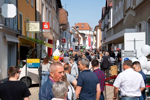 Hochbetrieb herrschte bei der Mllheim...ufsoffenem Sonntag in der Innenstadt.   | Foto: Volker Mnch