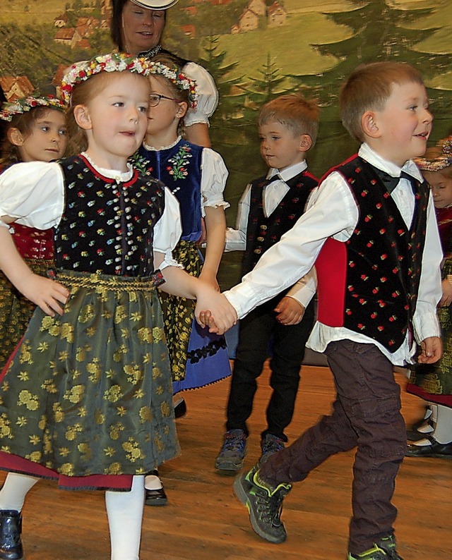 Die Kindertanzgruppe der Akkordeon-Tra...K-Ostermarkt mit einem Bhnenauftritt.  | Foto: Christian Ringwald