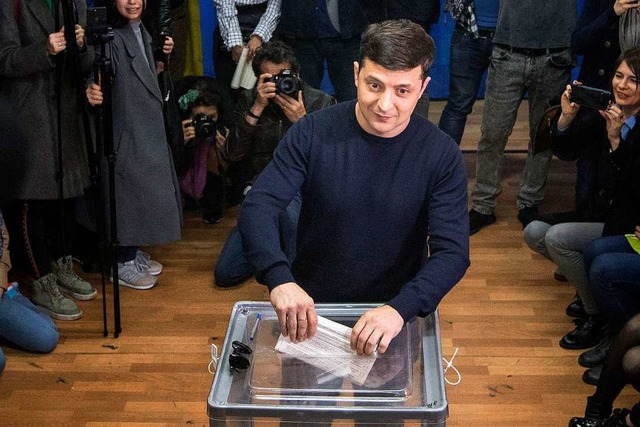 Wladimir Selenski, Komiker und Prside...t seinen Stimmzettel in eine Wahlurne.  | Foto: dpa