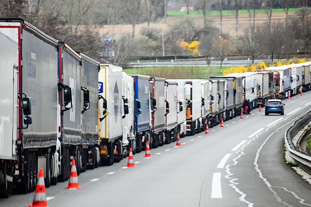 Lastwagen an Lastwagen. Ein Bummelstre...enzbergang in Calais sorgt fr Stau.   | Foto: afp