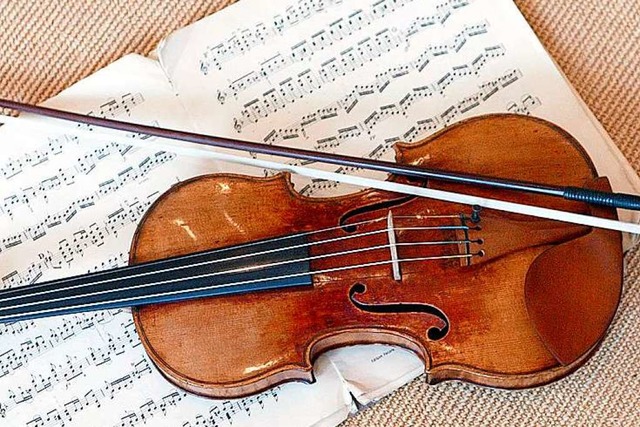 Geige, Bogen, Noten &#8211; alles da. Jetzt kann es losgehen.  | Foto: dpa