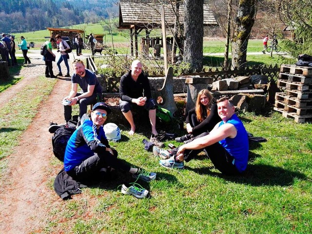 Nach der Wanderung wurden erst einmal die Fe ausgestreckt.  | Foto: Verein