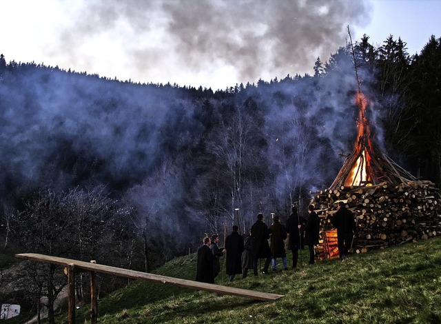 Bevor die Holzscheiben zu Tal geschlag...uer und beten den Engel des Herrn an.   | Foto: Fotos: Nina Mller